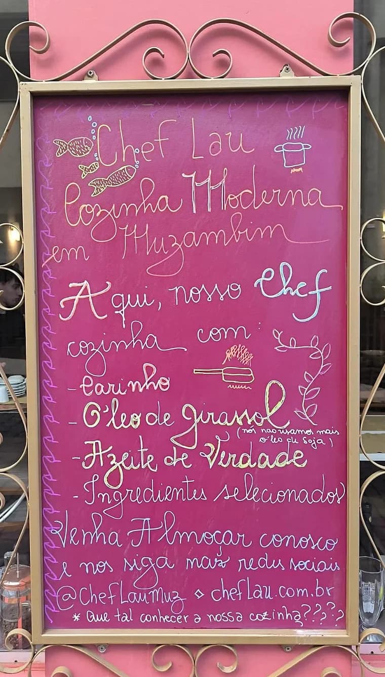 Quadro de giz na entrada do Bistrô Chef Lau: "Chef Lau, cozinha moderna em Muzambinho. Aqui nosso Chef cozinha com carinho, óleo de girassol, azeite de verdade e ingredientes selecionados."