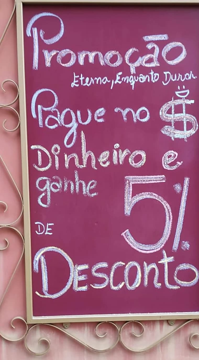 Quadro de giz do Bistrô Chef Lau: "Promoção eterna, enquanto durar. Pague no dinheiro e ganhe 5% de desconto."