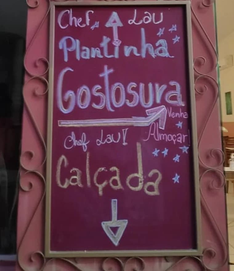 Quadro de giz do Bistrô Chef Lau: "Chef Lau, plantinha gostosura. Venha almoçar!"