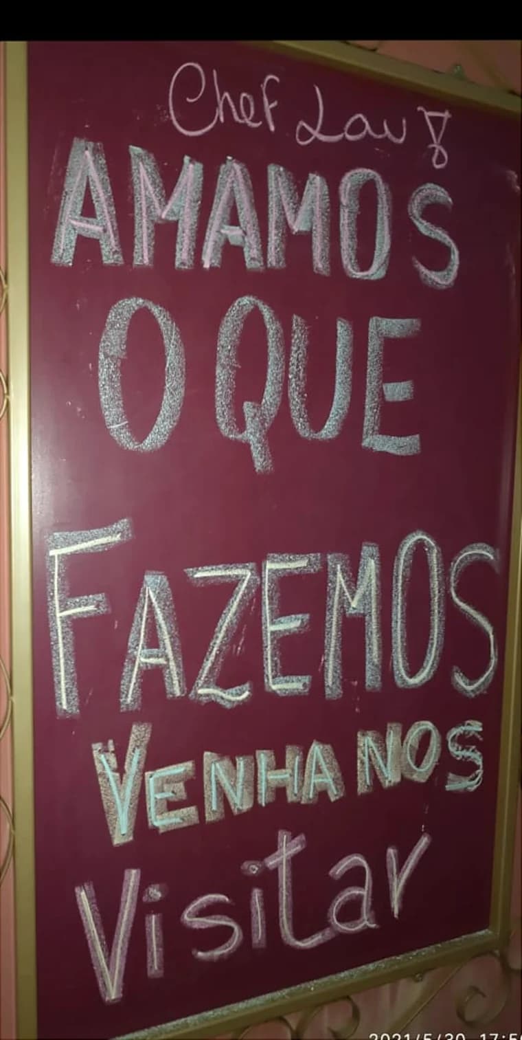 Quadro de giz do Bistrô Chef Lau: "Chef Lau, amamos o que fazemos. Venha nos visitar."