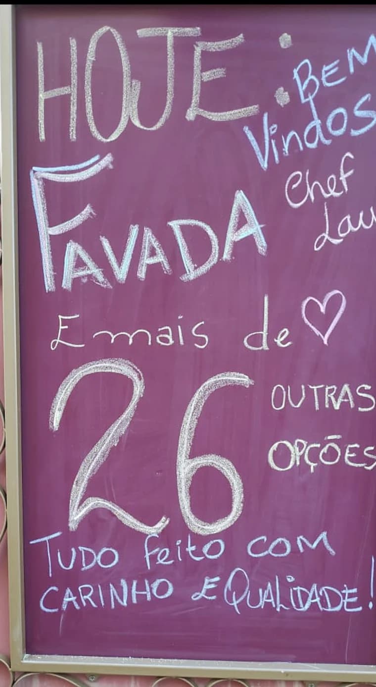Quadro de giz do Bistrô Chef Lau: "Hoje: favada e mais de 26 outras opções. Tudo feito com carinho e qualidade!"
