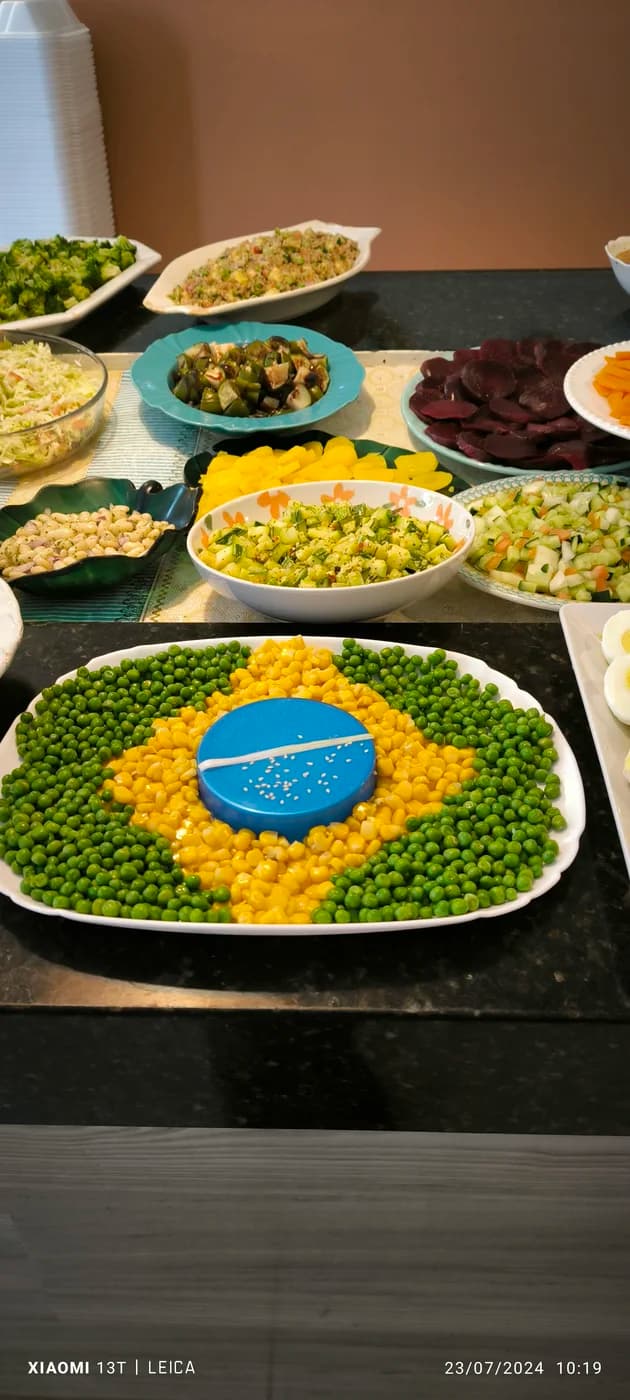 Buffet do Bistrô Chef Lau com prato em forma da bandeira do Brasil (ervilha, milho e ovo) — Muzambinho/MG — foto real